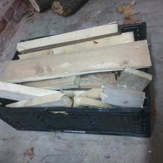 eine Kiste Brennholz von der Jugendkirchenbaustelle