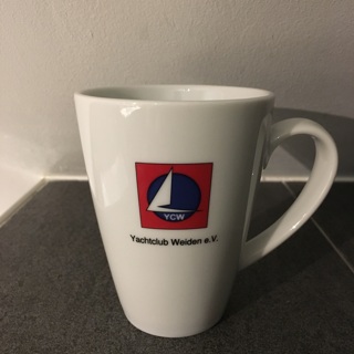 Tasse mit Yachtclub-Logo
