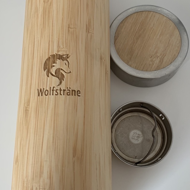 Bambus-Thermosflasche mit Teesieb und Wolfsträne-Logo