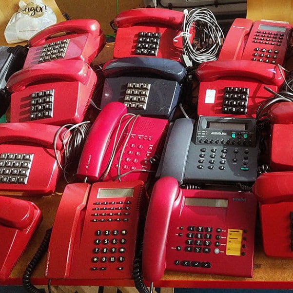 original Requisite + voll funktionsfähig: rotes Telefon!