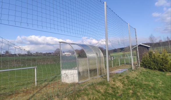 Neue Ballfangnetze und Trainerkabinen für Hormersdorf