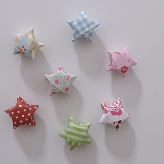 Drei kleine Origami-Sterne mit Magnet